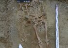 Das Skelett mit der eisernen Prothese im Grab in Freising.