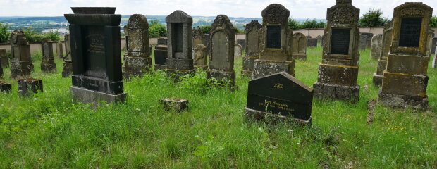 Verwaiste Sockel auf einem jüdischen Friedhof