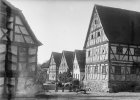 Ochsenwagen vor einer Gruppe von Fachwerkhäusern in Unfinden im Landkreis Haßberge, fotografiert um 1905. Das ehemalige Ganerbendorf, dessen einzelne Höfe über Jahrhunderte verschiedenen Adelsgeschlechtern gehörten, existiert heute so nicht mehr.