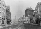 Die Augsburger Jakoberstraße mit St. Jakob und den Wohn- und Arbeitsstätten von Handwerkern und Kleinhändlern um 1900. Auf einem Wohnhaus ist ein hoher, hölzerner Färberturm aufgebaut. In diesem wurden Stoffbahnen getrocknet. Der Färberturm wie das Viertel wurden durch die Bomben der Luftangriffe vom 25./26. Februar 1944 zerstört.