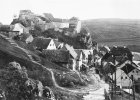 Der steile Burgweg zum mittelalterlichen Ansitz der seit dem frühen 12. Jahrhundert nachweisbaren Herren von Laaber, aufgenommen um 1900. Unterhalb der Burgruine die ehemalige Bedienstetensiedlung mit ihren kleinen, meist noch schindelgedeckten Häusern.