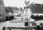 Kinder beim Wasserholen am Dorfbrunnen in Floß im Landkreis Neustadt a.d. Waldnaab um 1920. Der Ort ist bis heute weitgehend so erhalten.