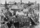 Blick über die Dächer von Nürnberg mit seinen Bürgerhäusern am Hauptmarkt über St. Sebald auf die Kaiserburg - um 1880 vom nördlichen Turm von St. Lorenz. Im Bombenangriff der Nacht auf den 2. Januar 1945 weitgehend zerstört, wurde die Nürnberger Altstadt in den vergangenen Jahrzehnten in Teilen wieder errichtet bzw. rekonstruiert.