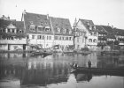 Zwei Buben in einem Kahn auf der Regnitz vor dem "Klein Venedig" genannten Viertel in Bamberg um 1900. In den heute pittoresken Wohnhäusern des 17. und 18. Jahrhunderts lebten damals die Fischer und Schiffsleute.