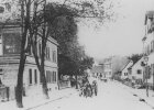 Eine historische Ansicht aus der Montgelasstraße in Bogenhausen. Die beiden denkmalgeschützten Häuser sind auf der rechten Seite zu sehen.