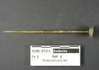 Grabung Frieding: Schälchenkopfnadel aus einer Buntmetalllegierung mit einer Länge von 9,6 Zentimetern