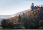 Die Burgruine Neideck im Morgennebel.