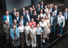 Die Preisträgerinnen und Preisträger der Bayerischen Denkmalschutzmedaille 2025 mit Kunstminister Markus Blume. 