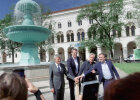 Inbetriebnahme der Brunnen am Geschwister-Scholl-Platz: LMU-Präsident Prof. Dr. Dr. h.c. Bernd Huber, Bayerischer Staatsminister für Wissenschaft und Kunst Markus Blume, Generalkonservator des Bayerischen Landesamtes für Denkmalpflege Prof. Dipl.-Ing. Mathias Pfeil und Leiter des Staatlichen Bauamtes München 2 Thomas Jenkel (v.l.n.r.)