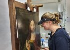 Restauratorin Julia Brandt untersucht ein Gemälde