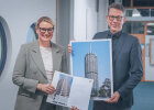 Kunstminister Markus Blume bei der Übergabe der Denkmalurkunde an die Augsburger Oberbür-germeisterin Eva Weber.