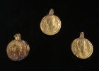 Drei Goldbrakteaten vom Halsschmuck der Gautinger Dame nach dem Münzbild Kaiser Justinians (Frauengrab)