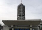 Der Hotelturm mit denkmalgeschützter Kongresshalle.
