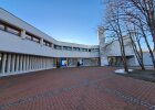 Außenansicht des Schulbaus in Pullach, geprägt vom Brutalismus der 1970er Jahre