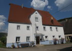 Dominant steht die Mühle am Ende des historischen Ortsbereichs von Eschenbach.