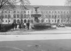 Archivbild: Die Schalenbrunnen vor der LMU um 1935.