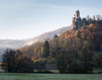 Die Burgruine Neideck im Morgennebel. Die Burgruine Neideck im Morgennebel.