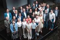 Die Preisträgerinnen und Preisträger der Bayerischen Denkmalschutzmedaille 2025 mit Kunstminister Markus Blume. Die Preisträgerinnen und Preisträger der Bayerischen Denkmalschutzmedaille 2025 mit Kunstminister Markus Blume.
