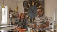 Im Schulsaal bereiten Martin Brändlein und Melissa Schlingloff ein Treffen von ehemaligen Schülern vor Im Schulsaal bereiten Martin Brändlein und Melissa Schlingloff ein Treffen von ehemaligen Schülern vor