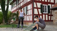 Mit ihrer Schwester Heléna nimmt die Hausherrin Johanna Wolfram die letzten Arbeiten in Angriff.