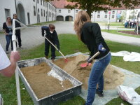 Herstellung eines trocken gelöschten Kalkmörtels in der Mörtelwanne durch schichtweises Einbringen von Stückkalk