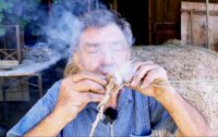 Experimentelle Archäologie: Lothar Breinl beim Feuer machen Experimentelle Archäologie: Lothar Breinl beim Feuer machen