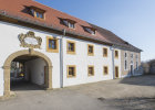 altes Barockschloss mit toreinfahrt und wappen