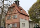 Friedhof mit Totengräberhaus mit fensterläden