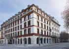 Großes IHK-Stadthaus in München mit rot-weißer Fassade