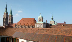 Nürnberg, Ensemble Altstadt, Blick auf St. Sebald, im Vordergrund Neues Rathaus mit farblich angepassten Solarmodulen © Stadt Nürnberg, Kommunales Energiemanagement